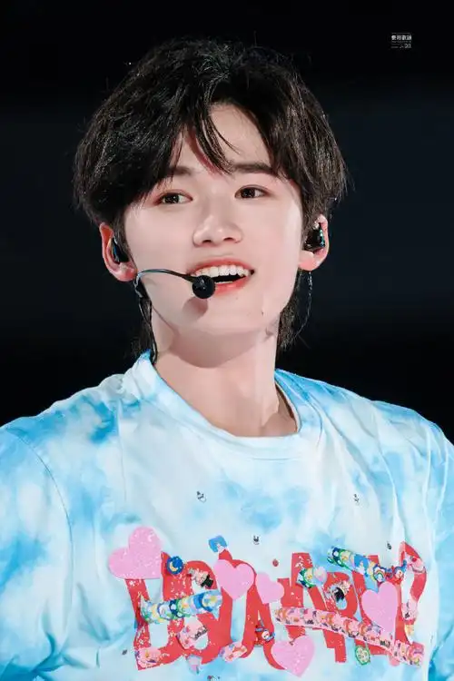 十九无垠轩邈近云霄#@时代少年团-宋亚轩邀你开启嘴角上扬魔法,笑一个