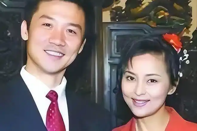何音为爱放弃事业13年婚姻遭背叛二婚嫁小9岁老公生活幸福