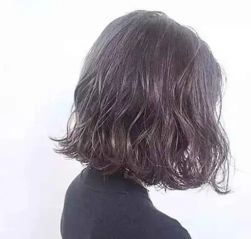 无论是发量多还是发量少的人都可以驾驭,短发木马烫过后可以选择性