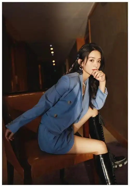 赵丽颖穿浅蓝西装搭蓝粉色编发 搭配长筒靴酷飒十足
