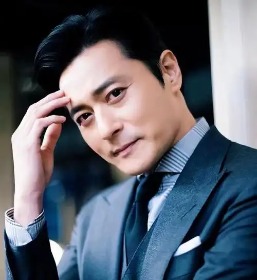 8月17日,韩国男神级演员张东健"消失"将近三年,终于公开秀恩爱,支持