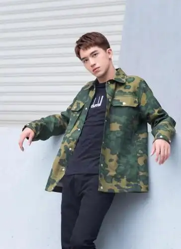 许魏洲时装秀身穿宽松"军训服",网友调侃:果然是靠脸的!