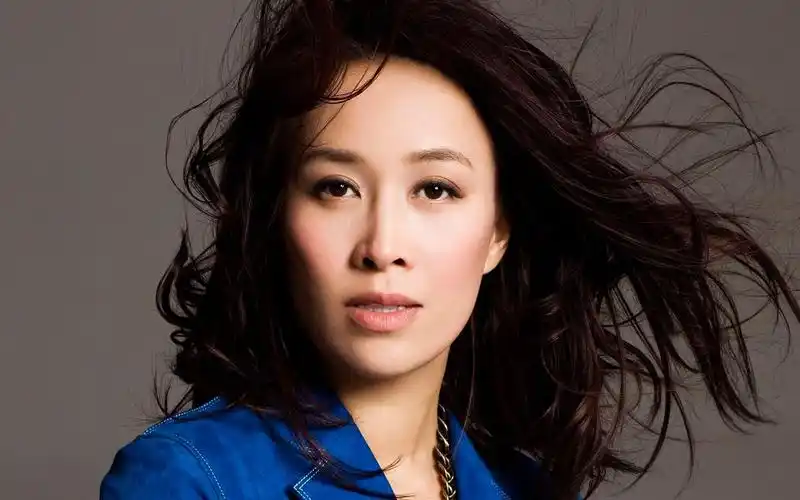 经典老歌那英成名曲《好大一棵树》,旋律响起,感觉回到了那个年代