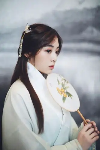 张含韵一改甜美范儿薄荷绿古装纱裙清冷唯美如小龙女穿越