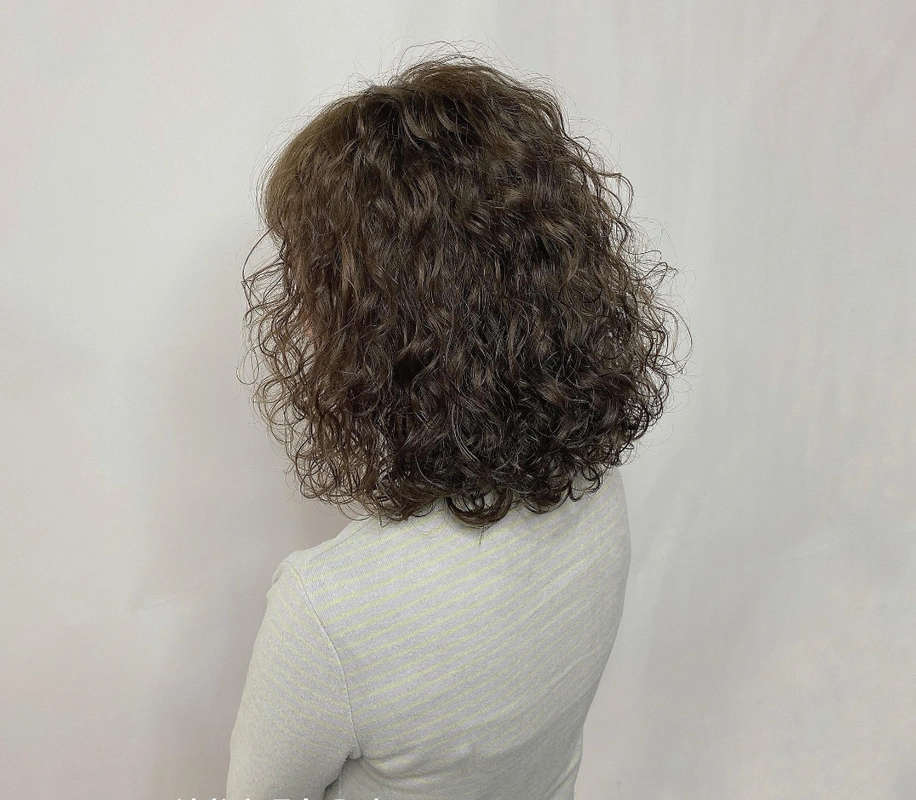 说到烫发,现在烫发的种类非常的多,有似卷非卷的造型烫,优雅时尚的半