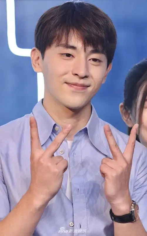 邓伦穿衬衫搭长裤似帅气学长 比心卖萌微笑满满治愈力