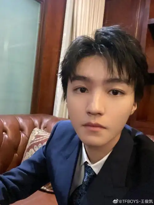 王俊凯发微博晒怼脸自拍调侃说再不发就过季节了