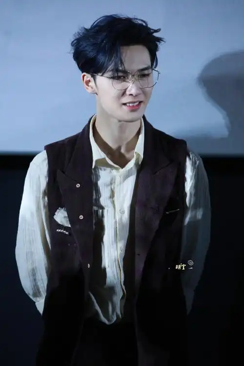 今天是带病工作的蓝发金丝眼镜的朱正廷 够帅的!