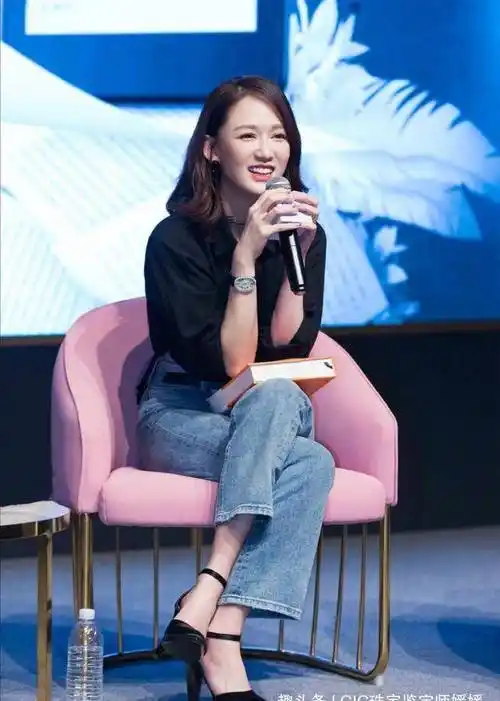 整体非常职业优雅,陈乔恩的这一套造型最突出的就是陈乔恩脚上的这一