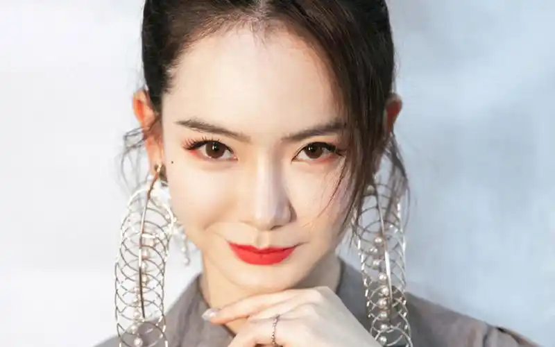 戚薇时尚干练写真桌面壁纸