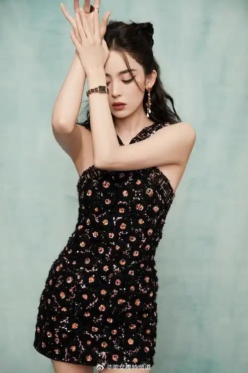 古力娜扎着金色刺绣裙衬托雪白肌肤眼神深邃气质迷人