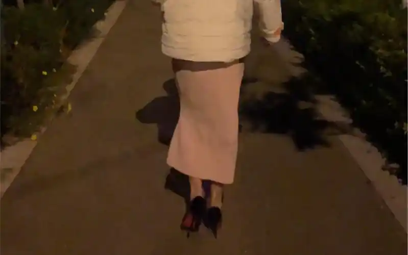 女装大佬穿10cm黑色高跟鞋和半身包臀裙路人视角伪街原声视频2