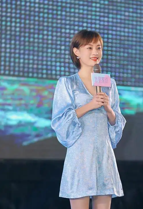 38岁孙俪气质真好,穿真丝印花裙优雅精致,留"初恋发"太减龄|短发|穿搭