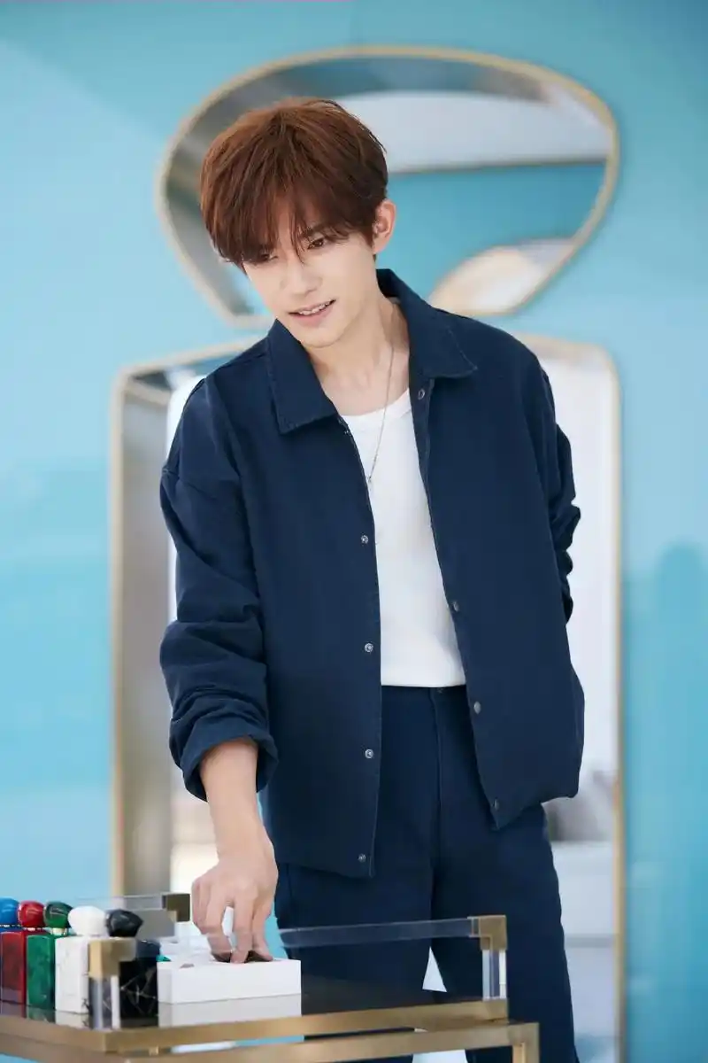 宝宝,你真的好帅啊!新发色了呢#易烊千玺#海边 #易烊千玺