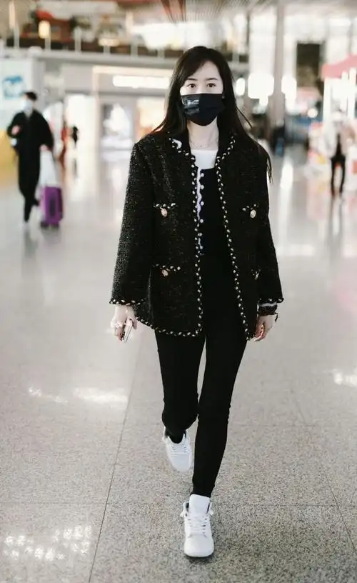 袁冰妍黑色小香风外套毫不老气,紧身裤白鞋子青春