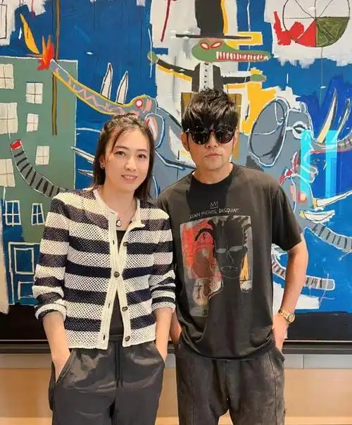 甘比晒与周杰伦同框合照 两人身后是刘銮雄最爱的画作