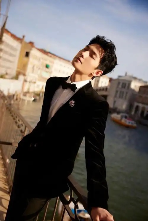 组图:杨洋穿黑西装宛若贵公子 五官精致侧颜帅气逼人