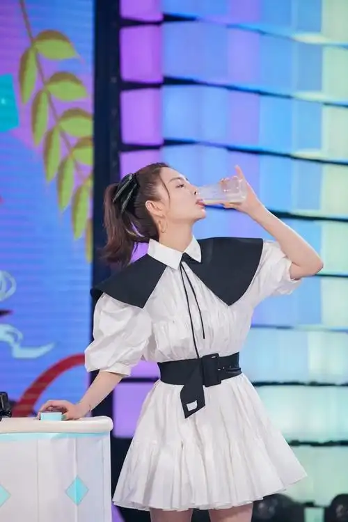 张雨绮主持快本挺拼都俩娃妈了还穿泡泡裙出镜打扮似少女