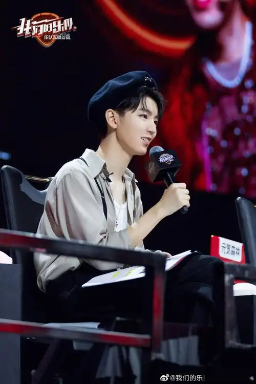 王俊凯《我们的乐队》高清剧照来袭 帅气王总实力开嗓助力乐队_表演