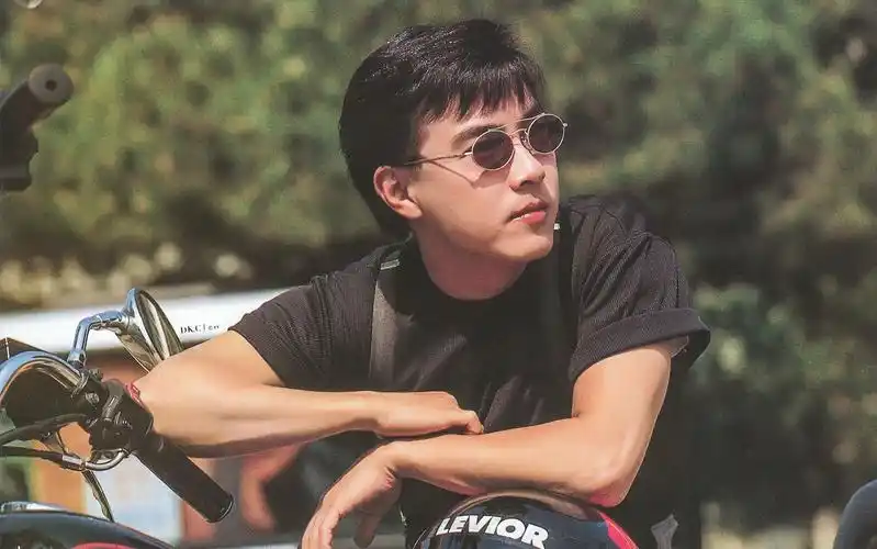 张卫健年轻的颜简直惊艳,你的青春住过他吗?网友:电眼不得了