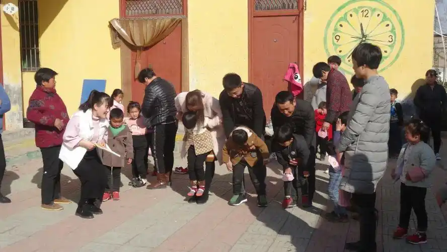 孩子的小脚踩在爸爸妈妈的大脚上,每走一步都是一个爱的印记.