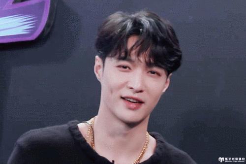 张艺兴动图舔颜向,一莲千面,这张脸真越看越好看 .