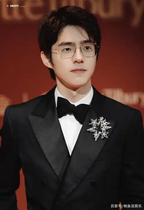 刘昊然西装造型好帅气!戴眼镜尽显矜贵气质,妥妥的贵公子