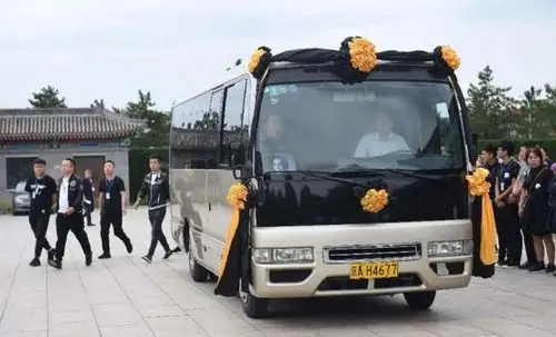 40左右,载着单田芳老先生灵柩的灵车,缓缓驶入八宝山殡仪馆,灵车缓缓