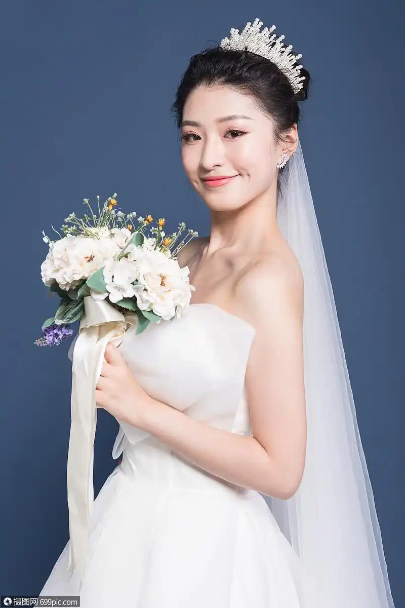 新娘穿婚纱拿手捧花