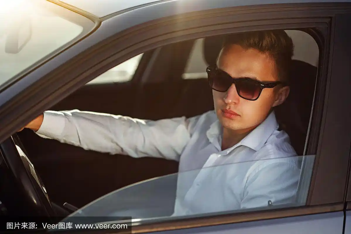帅哥戴着墨镜开车