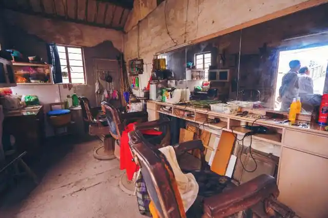 猝不及防,大叔的铁匠铺,大爷大婶弹着棉花的手工作坊,老式的理发店