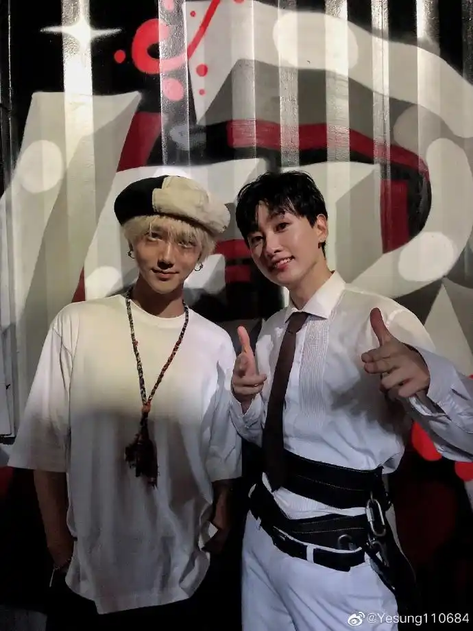 艺声前往观看极限震撼第四场 与银赫在后台"开心到模糊"