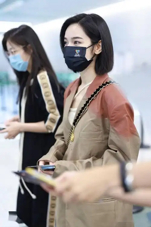 2021年9月20日,代斯机场街拍.穿渐变外套,一头短发清新秀丽.