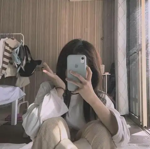 不露脸女生头像:大概只是他恰好钻进了你心里堵住了那片空白