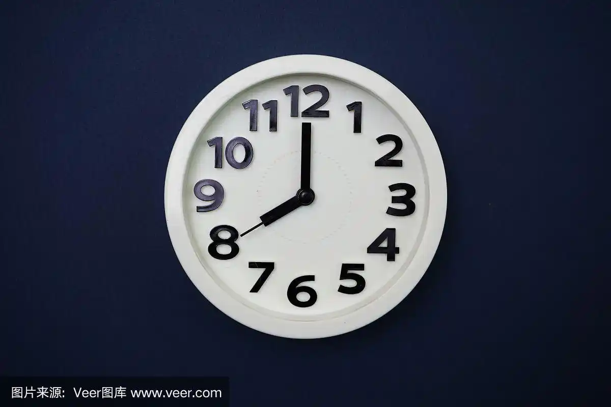 蓝色背景上显示八点的白色圆形时钟