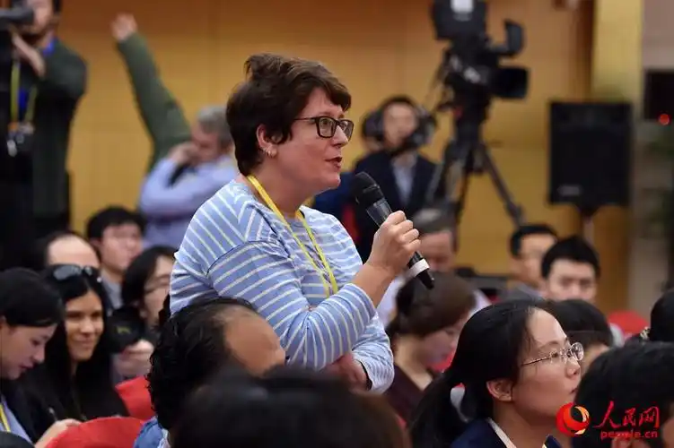 中外记者聚焦十九大新闻中心集体采访3