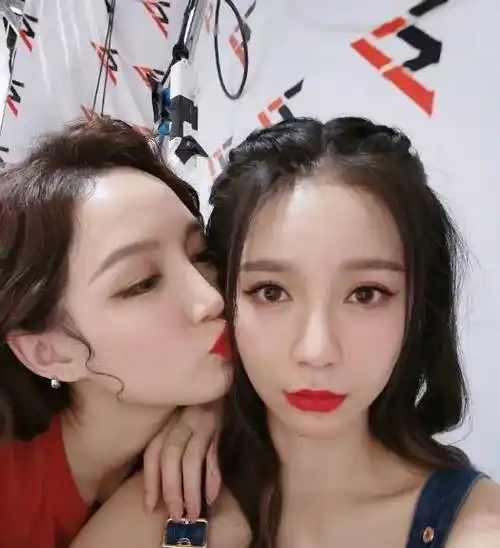 《浪姐》最后一次加更,姐姐们后台庆功都喝多了,孟佳,沈梦辰对着镜头"