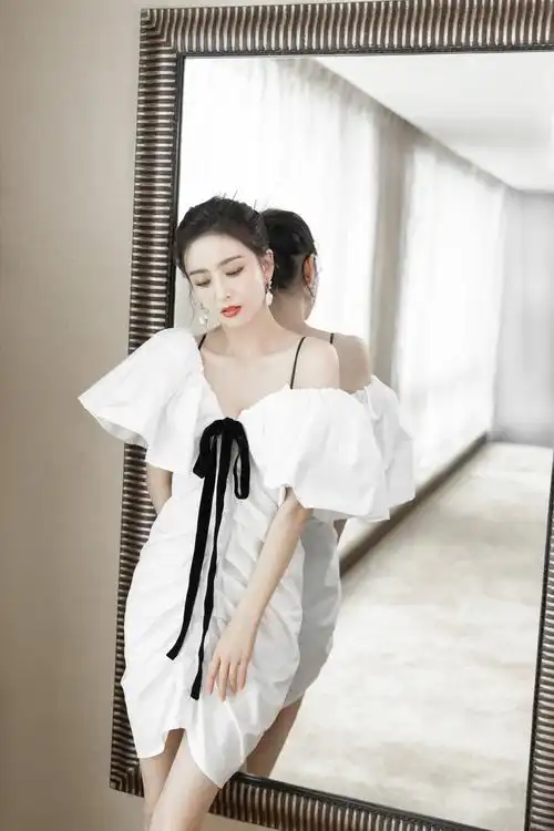 佟丽娅穿蝴蝶连衣裙 简约优雅 白色露肩装锁骨十分惹眼