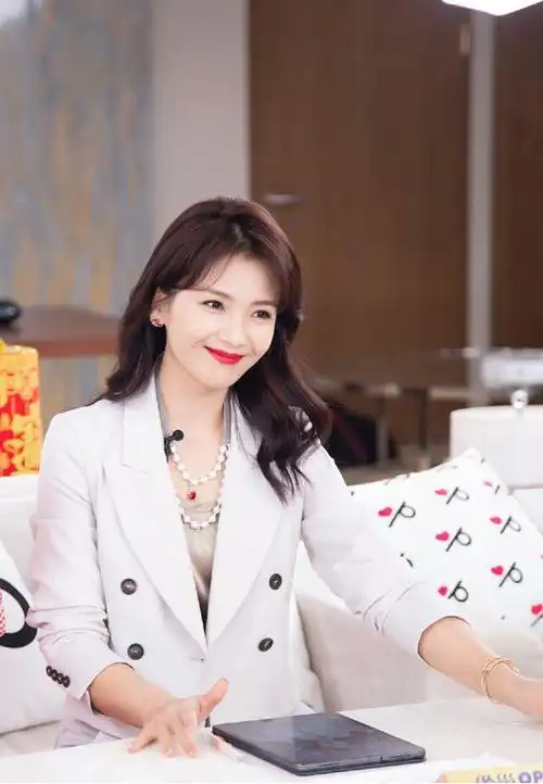 刘涛穿衣有心机,西装勒得这么紧更有3d感,蕾丝轻薄更显身段|连衣裙