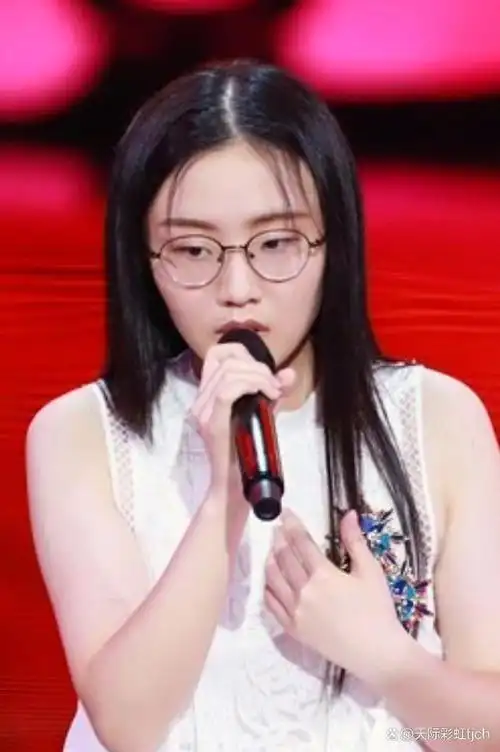 2017年7月,郭沁参加《中国新歌声第二季》,凭借演唱《美若黎明》加入