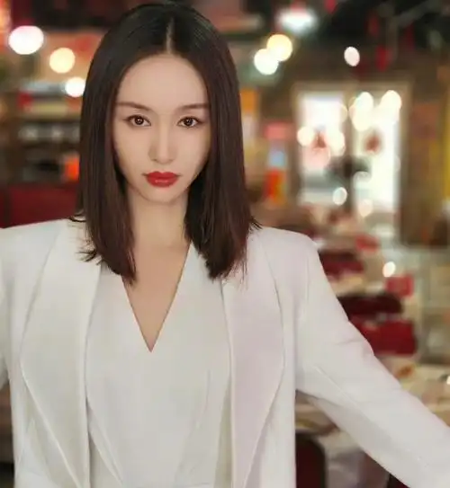 王子文白色西装 披肩长直发,网友:差点认不出|王子文|垫肩|长直发