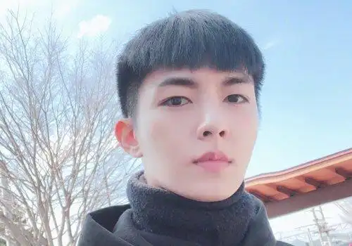 鹅蛋脸瓜子脸男生最火眉上刘海短发上线 - 瓜子脸发型 - 发型社