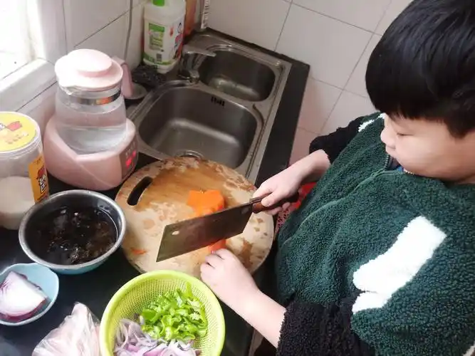 官柳小学五(2)班吕成炫学做菜