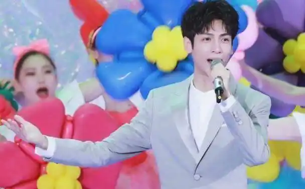 原创登上五四晚会舞台罗云熙接受采访他的话字字珠玑