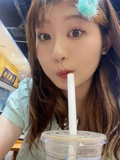 拍照真的很爱歪嘴跟嘟嘴即使会面瘫也改不掉