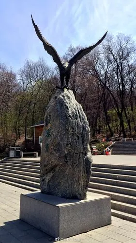 吉林市龙潭山公园位于吉林市东部,依龙潭山而建