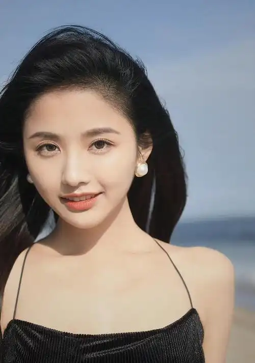 美女学霸爱上男明星,小说照进现实?张翰新女友身份厉害了