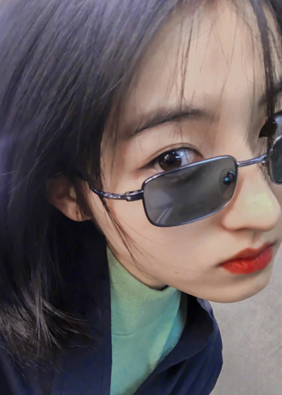 都说张子枫鼻子是"全脸之光",当照片放大十倍,这侧颜谁不羡慕