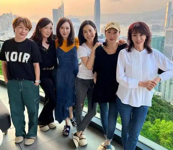 关之琳生活聚会照公开,一群姐妹都很会保养,名媛邱李茂琪露面_顾纪筠