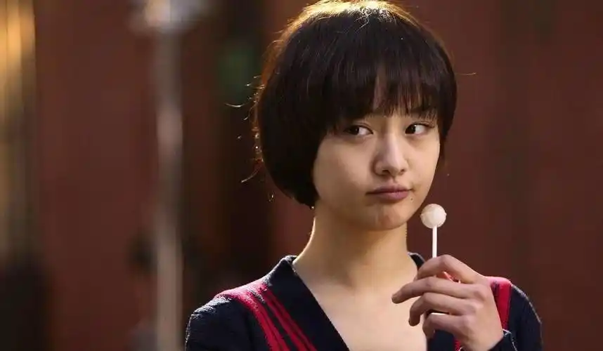 那时候的郑爽还留着短发,眼神稚美,非常灵动活泼.02.